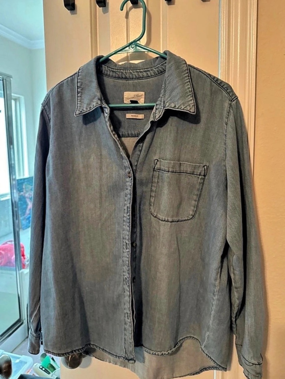 Universal Thread Denim Button-Down Shirt – Relaxed Fit – Medium Wash – Women's L